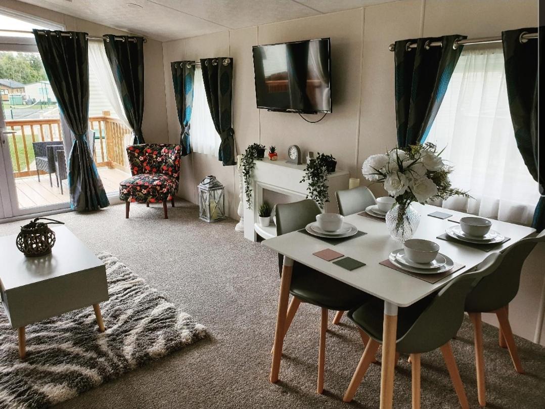 Foxwood Private Hot Tub Getaway Holiday home